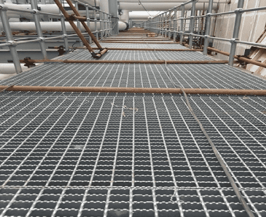 工廠平臺走道用防滑鋼格柵板廠家定做。